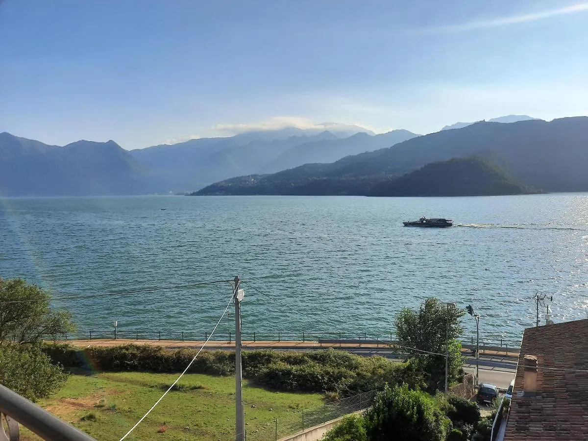 Amore di lago Tavernola Bergamasca Italia